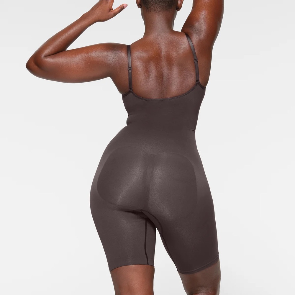 Skims Everyday Sculpt Above The Knee Short Color Espresso - Picture 2 of 3